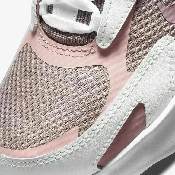 NIKE Air Max Bolt Size 6Y (8) - Picture 7 of 15